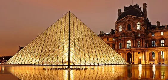 Le Louvre de Paris de nuit